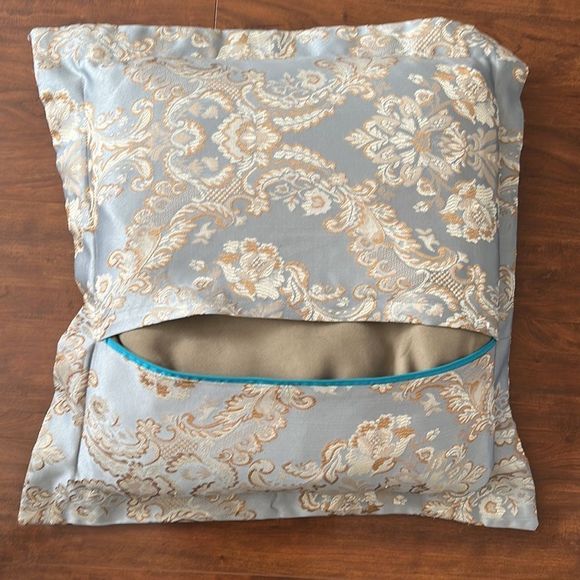 ⭐️3/$15 set of pillows - Picture 3 of 5